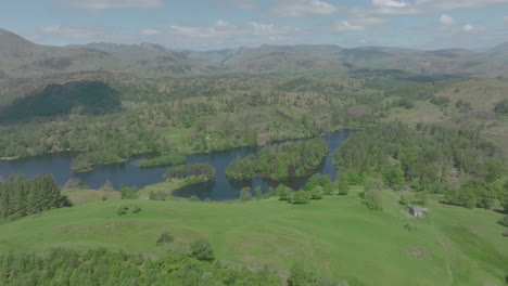 Tarn-Hows,-Nationalpark-Lake-District,-Sommer-2022,-Luftdrohne-Prores-422-Clip-5