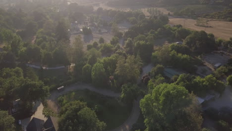 Aerial-Mountainside-Farm-In-Kalifornien,-USA