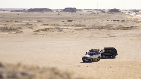 Un-Par-De-Jeep-Todoterreno-Para-Acampar-En-Un-Desierto-Remoto-Durante-Un-Día-Soleado-Concepto-De-Viaje-De-Aventura