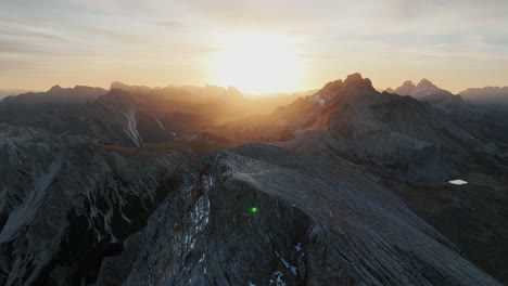 Sonnenaufgang-In-Einer-Mystischen-Berglandschaft-In-Den-Dolomiten-In-Südtirol---Italien