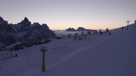 Luftaufnahme-Der-Alpe-Tognola-Mit-Schneebedeckter-Piste-Am-Frühen-Morgen-In-Den-Dolomiten