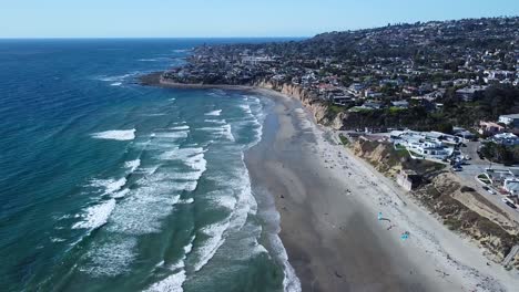 Vista-De-Drones-De-La-Playa-Del-Pacífico-En-Un-Día-Soleado