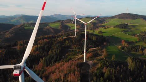 Windturbinen-Rückwärtsflug-Mit-Malerischer-Schwarzwaldlandschaft-30fps-4k