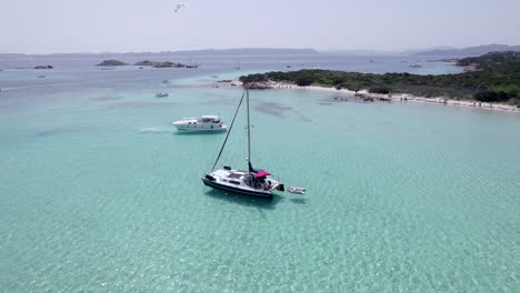 Barco-Estacionado-En-La-Isla-De-La-Maddalena