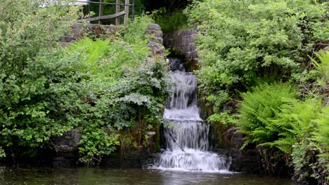Künstlicher-Wasserfall-An-Einem-Nordenglischen-Kanal-In-Der-Kleinen-Stadt-Todmorden