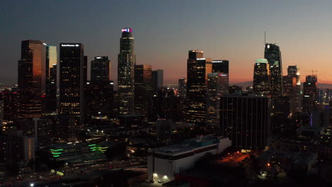 Schuss-Im-Uhrzeigersinn-Der-DTL-Skyline-Während-Des-Späten-Sonnenuntergangs-In-Los-Angeles