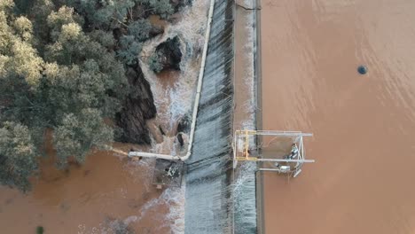 Aguas-De-Inundación-Cayendo-En-Cascada-Sobre-Un-Muro-De-Presa-Desde-Un-Dron-4