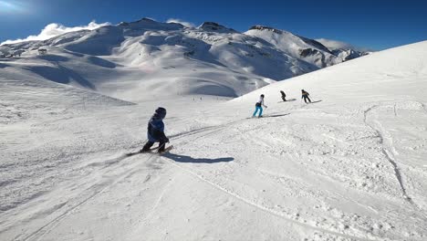 Kids-learning-how-to-ski-with-the-ski-instructor-in-the-mountains