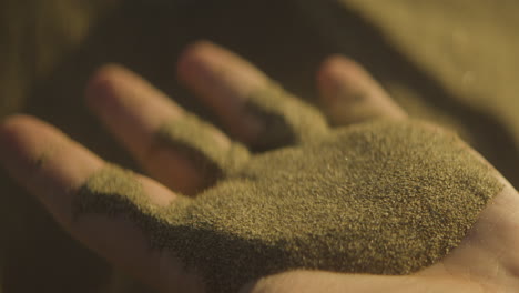 Person-In-Der-Wüste,-Die-Sand-Durch-Seine-Hände-Laufen-Lässt,-Heiße-Wüste,-Episches-Statisches-Bild,-Offene-Hand