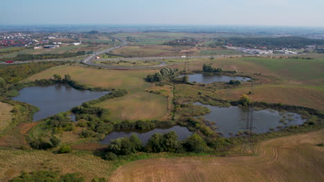 Luftaufnahme-Des-Sumpfes-In-Den-Feldern-Nahe-Der-Schnellstraße-S6-Im-Dorf-Jankowo-Gdanskie-In-Polen