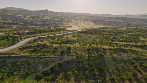 Göreme-Türkei-Luftbild-V24-überführung-Landwirtschaftliches-Ackerland-In-Zentralanatolien-Mit-Fruchtbaren-Böden-Aus-Vulkanasche,-Aufnahmen-Von-Landschaften-Mit-Tälern-Und-Felsformationen---Aufgenommen-Mit-Mavic-3-Cine---Juli-2022
