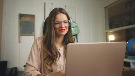 Frau-Mit-Brille,-Die-Von-Zu-Hause-Aus-An-Einem-Laptop-Arbeitet