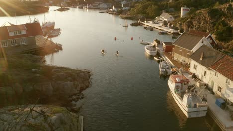 Ein-Paar-Paddelkajaks-An-Der-Küste-Norwegens