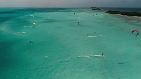 Gruppenleute-Genießen-Drachensafari-Karibisches-Meer,-Luftaufnahme-Bunte-Landschaft