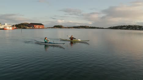 Couple-padeling-kayac-in-the-sunset