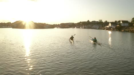 Couple-padeling-kayac-in-the-sunset