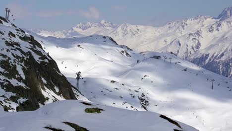 Entferntes-Skigebiet-Und-Skipisten-In-Der-Aletsch-Arena-In-Der-Schweiz-In-Den-Schneebedeckten-Bergen-Der-Alpen-In-Der-Schweiz