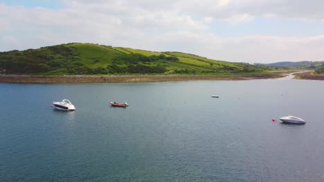 Wild-Atlantic-Way-Bootfahren-Und-Segeln-In-Einem-Fjord-An-Einem-Sommertag-In-Mayo-Westlich-Von-Irland