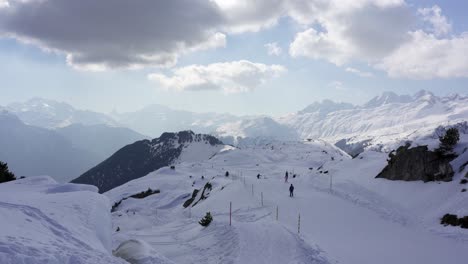 Skipiste-Im-Skigebiet-Aletsch-Arena-Mit-Glücklichen-Skifahrern,-Die-Bergab-In-Richtung-Riederalp-Fahren