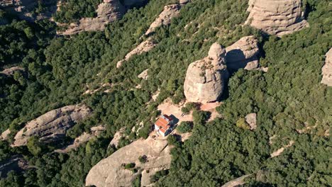 Isolierte-Zuflucht-Inmitten-Der-Berge-Von-Montserrat,-Umgeben-Von-Großen-Steinen-In-Form-Von-Nadeln