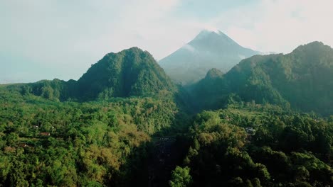 Volcán-Merapi-Con-Dos-Cerros-En-Primer-Plano