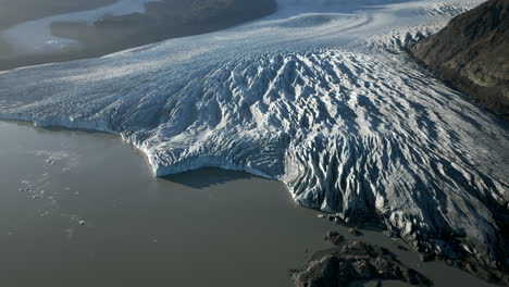 Vista-Aérea-Y-Traslado-Del-Glaciar-Vatnajokull-En-Islandia