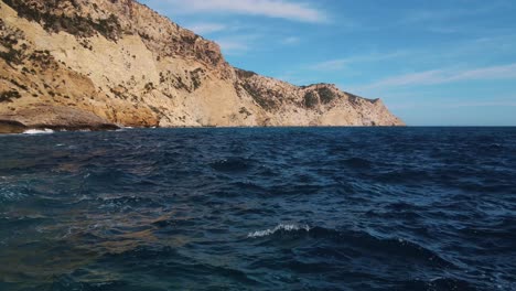 Luftaufnahme-über-Natürlichem-Infinity-Pool-über-Ozean-Bei-Sa-Pedrera-De-Cala-D&#39;Hort,-Ibiza