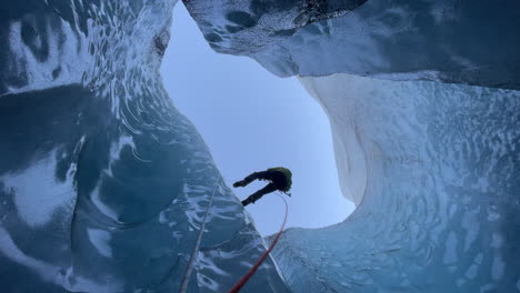 Kletterer-Stößt-Eine-Gletschermühle-Hinab