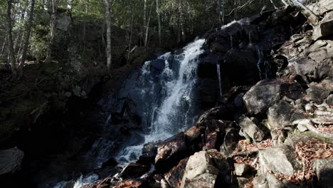 Kleiner-Wasserfall-Im-Wald-Von-Saint-come,-Quebec,-Kanada