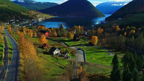 Drohne-Fliegt-An-Sonnigen-Tagen-In-Richtung-Kleiner-Dorfhäuser-In-Norwegischen-Fjorden