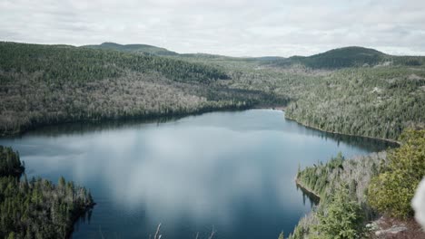 Lago-De-Montaña-Rodeado-De-Bosque-De-Abetos-En-Saint-come,-Quebec,-Canadá