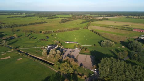 Wunderschönes-Luftbild-Flugpanorama-Orbit-Drohne-Des-Golfplatzes-Im-Wald