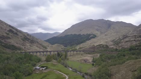 Vire-of-The-Glenfinnan-Viaduct,-also-known-as-The-'harry-Potter'-bridge-in-Glenfinnan