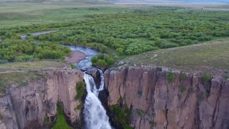 Drohnenansicht-Eines-Großen-Wasserfalls