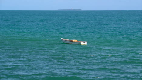 Einsames-Fischerboot-Im-Wasser-In-Sansibar,-Tansania