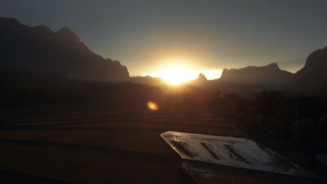 4K-Aufnahmen-Eines-Faszinierenden-Sonnenuntergangs-In-Der-Landschaft-Von-Vang-Vieng,-Laos,-Südostasien