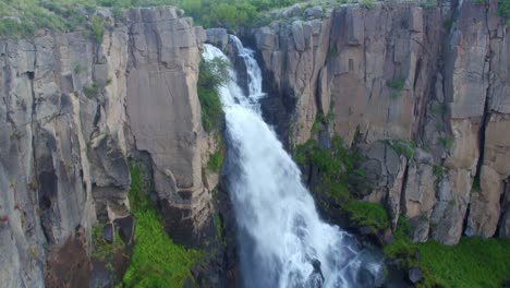 Drohnenansicht-Eines-Creek-Wasserfalls-Im-Norden-Von-Creede,-Colorado