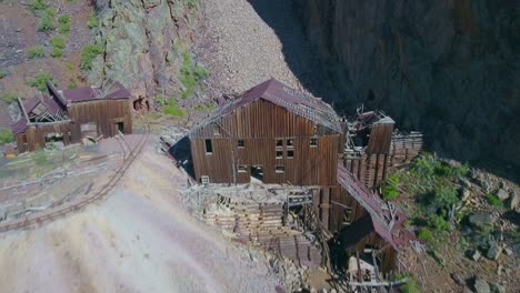 Drone-view-of-an-ambandoned-building-in-th-mountains-of-Colorado