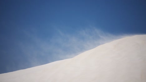 Federn-Aus-Windgetriebenem-Sand-Von-Der-Spitze-Einer-Weißen-Sanddüne