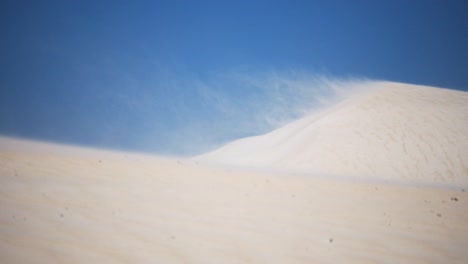 Federn-Aus-Windgetriebenem-Sand-Von-Der-Spitze-Einer-Weißen-Sanddüne