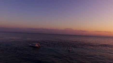 Drone-Disparó-Barcos-De-Sobrevuelo-Al-Amanecer-En-Bali