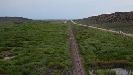 Vista-De-Drones-De-Un-Ferrocarril-En-El-Campo-De-Colorado