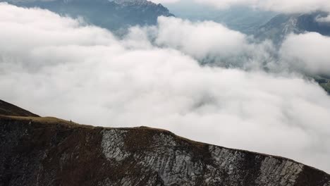 Drone-Revela-Tiro-Sobre-Cumbres-Sobre-Un-Mar-De-Niebla-4k