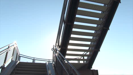 Eine-Filmische-Aufnahme-Einer-Treppe-Im-Freien