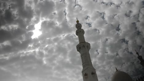 Minarett-Der-Moschee-In-Den-Vereinigten-Arabischen-Emiraten-Mit-Wolken-Im-Hintergrund