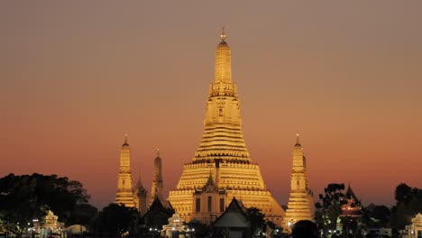 Puesta-De-Sol-Del-Templo-Watarun-En-Bangkok,-Tailandia