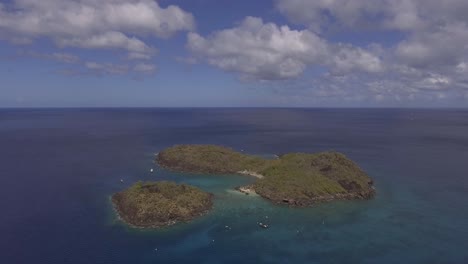 Drohnen-Fliegen-über-Eine-Kleine-Insel-In-Der-Karibik