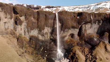 Tiro-De-Drone-De-Una-Cascada-En-Islandia