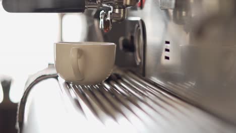 Espresso-being-prepared-in-a-​coffee-shop
