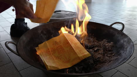 close-up-shot,-put-joss-paper-into-the-flame